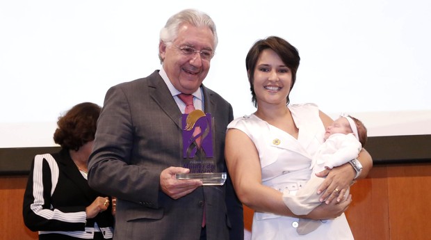 Jordana de Castro Saldanha Repezza, proprietária da Salgadart, recebe o prêmio do Sebrae (Foto: Sebrae / Charles Damasceno)