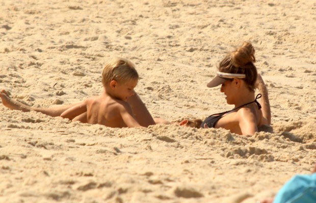 Fernanda Lima se enterra na areia com o filho (Foto: J.Humberto \ AgNews)