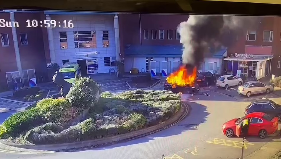 Explosão de táxi em Liverpool (Foto: reprodução)
