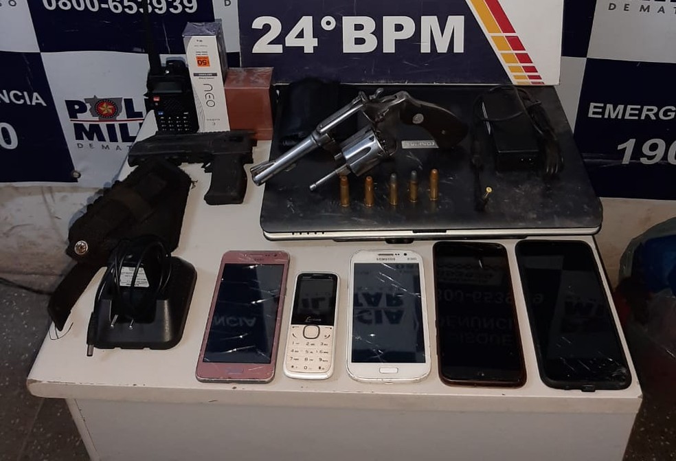 Celulares e armas apreendidos com os suspeitos presos em Cuiabá — Foto: Polícia Militar de Mato Grosso/Assessoria