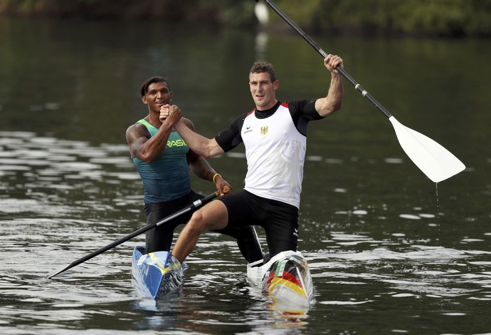 Sebastian Brendel e Isaquias Queiroz canoagem (Foto: Reuters)