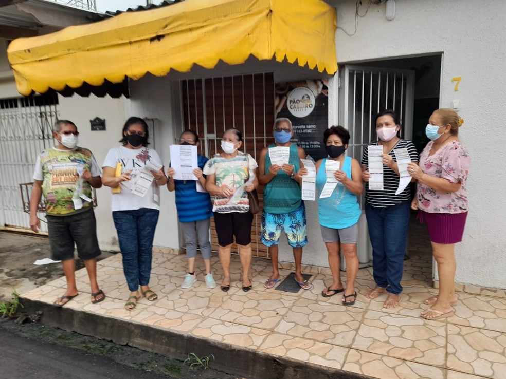 Moradores reclamaram de preços abusivos na conta de energia  — Foto: Karla Melo/Rede Amazônica 