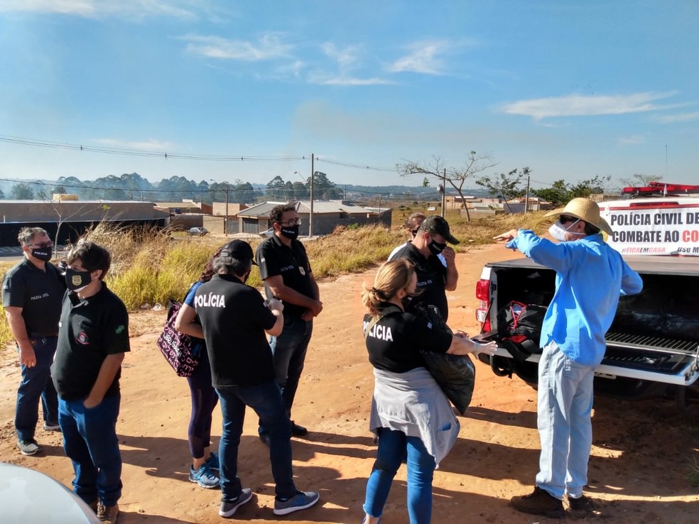 Policiais distribuem 15 mil máscaras de proteção aos moradores de Avaré — Foto: Polícia Civil de Avaré/Divulgação