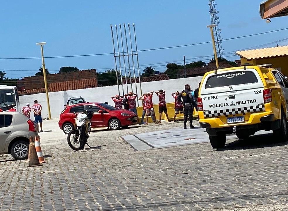 Torcedores do Am&eacute;rica-RN s&atilde;o abordados por policiais militares na Zona Norte de Natal &mdash; Foto: Reprodu&ccedil;&atilde;o