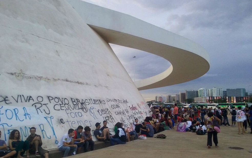 Fachada do Museu Nacional recebeu pichações no último dia 29, durante ato contra a PEC do teto de gastos (Foto: Luiza Garonce/G1)