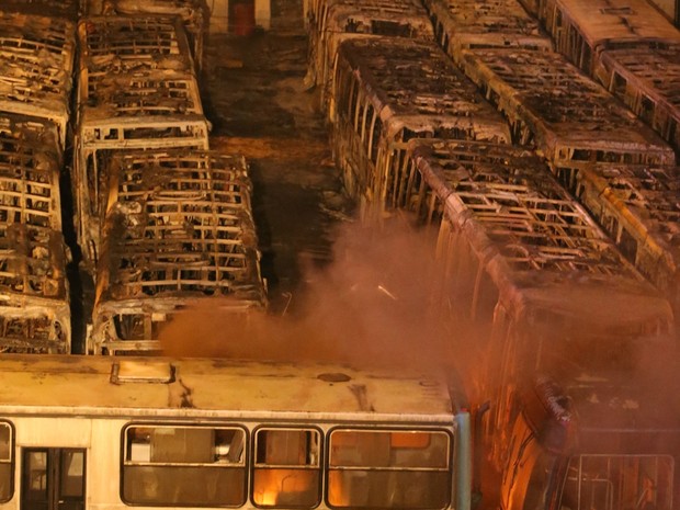 Incêndio em garagem de ônibus na zona sul de São Paulo destruiu, no início da noite desta terça-feira, pelo menos 20 veículos  (Foto: Daniel Teixeira/ Estadão Conteúdo)