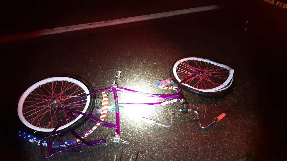 Ciclista de 42 anos colidiu contra ônibus na BR-116, em Itambacuri — Foto: Polícia Rodoviária Federal/Divulgação