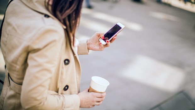 Celular na rua ; smartphone ; mensagem de texto ;  (Foto: Thinkstock)