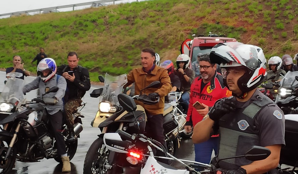 O candidato do PL à reeleição, Jair Bolsonaro, andou de moto com apoiadores em Presidente Prudente — Foto: David de Tarso/TV Fronteira