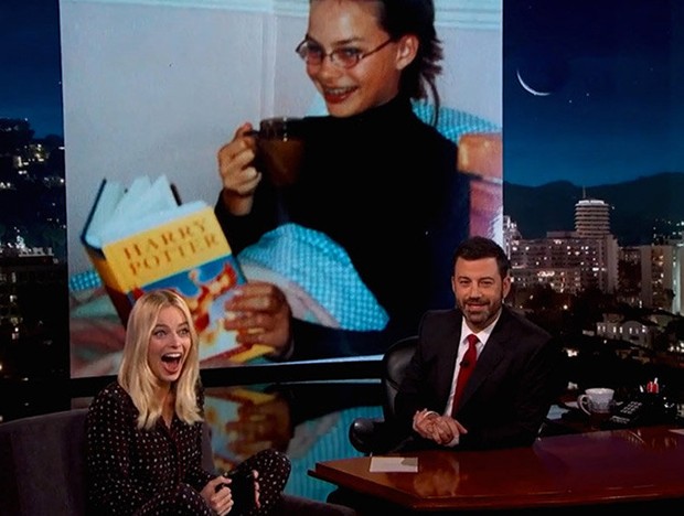 Margot Robbie se surpreende com foto aos 13 anos em entrevista com Jimmy Kimmel (Foto: ABC)