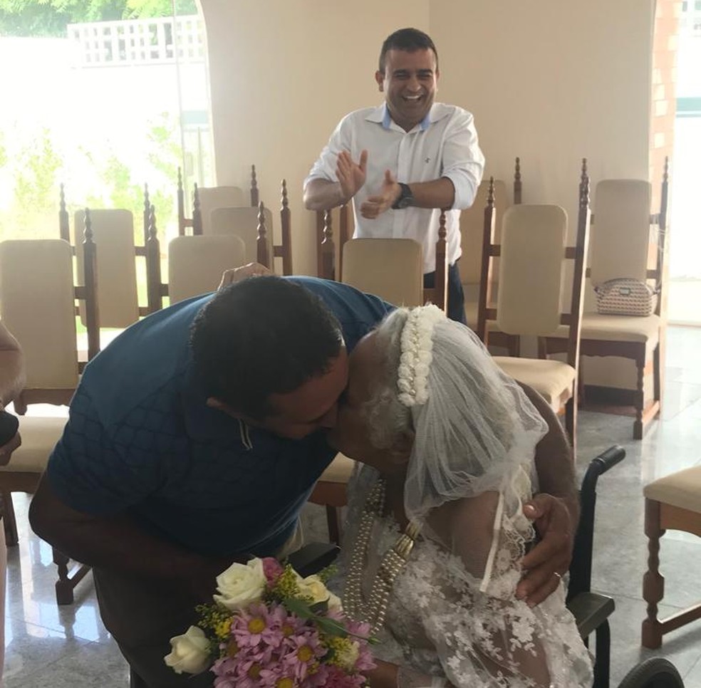 Idosos se casaram na capela do hospital de Barbalha, no Ceará.  — Foto: Edson Freitas/SVM