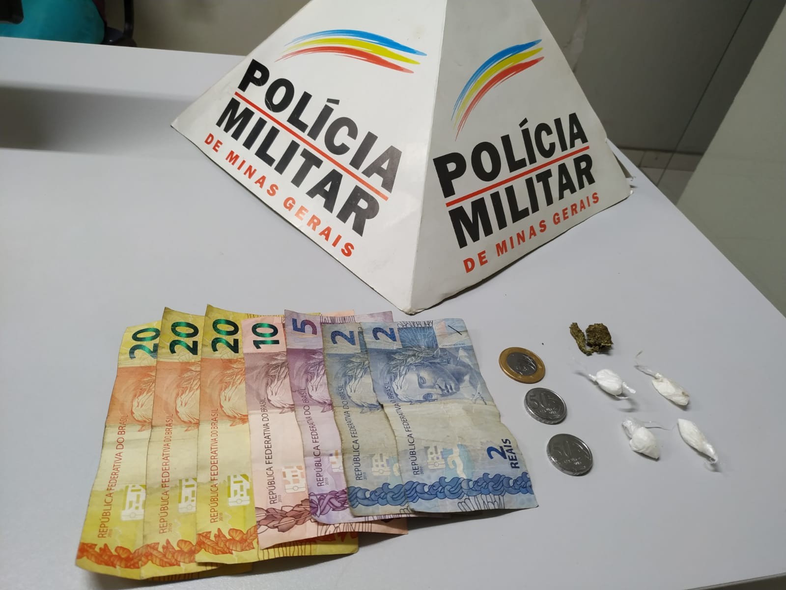 Dupla é detida com drogas após denúncia de tráfico no Bairro Jardim Serra Dourada em Pará de Minas