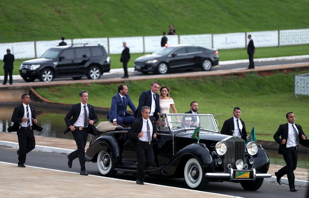 Jair Bolsonaro ao lado de Michelle Bolsonaro na chegada ao Congresso — Foto: Ricardo Moraes/Reuters