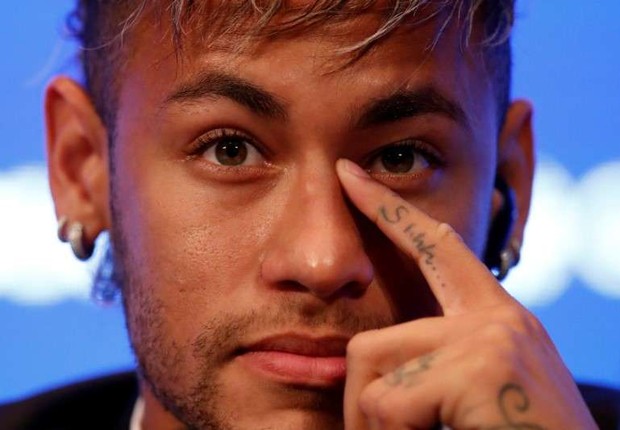 O jogador de futebol Neymar Jr durante a coletiva de imprensa para anunciar seu contrato com o clube Paris Saint-Germain (Foto: Christian Hartmann/Reuters)