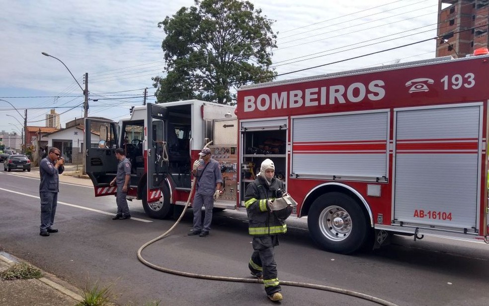 Incêndio em casa deixa mulher grávida ferida em Piracicaba (Foto: Carol Giantomaso/G1)
