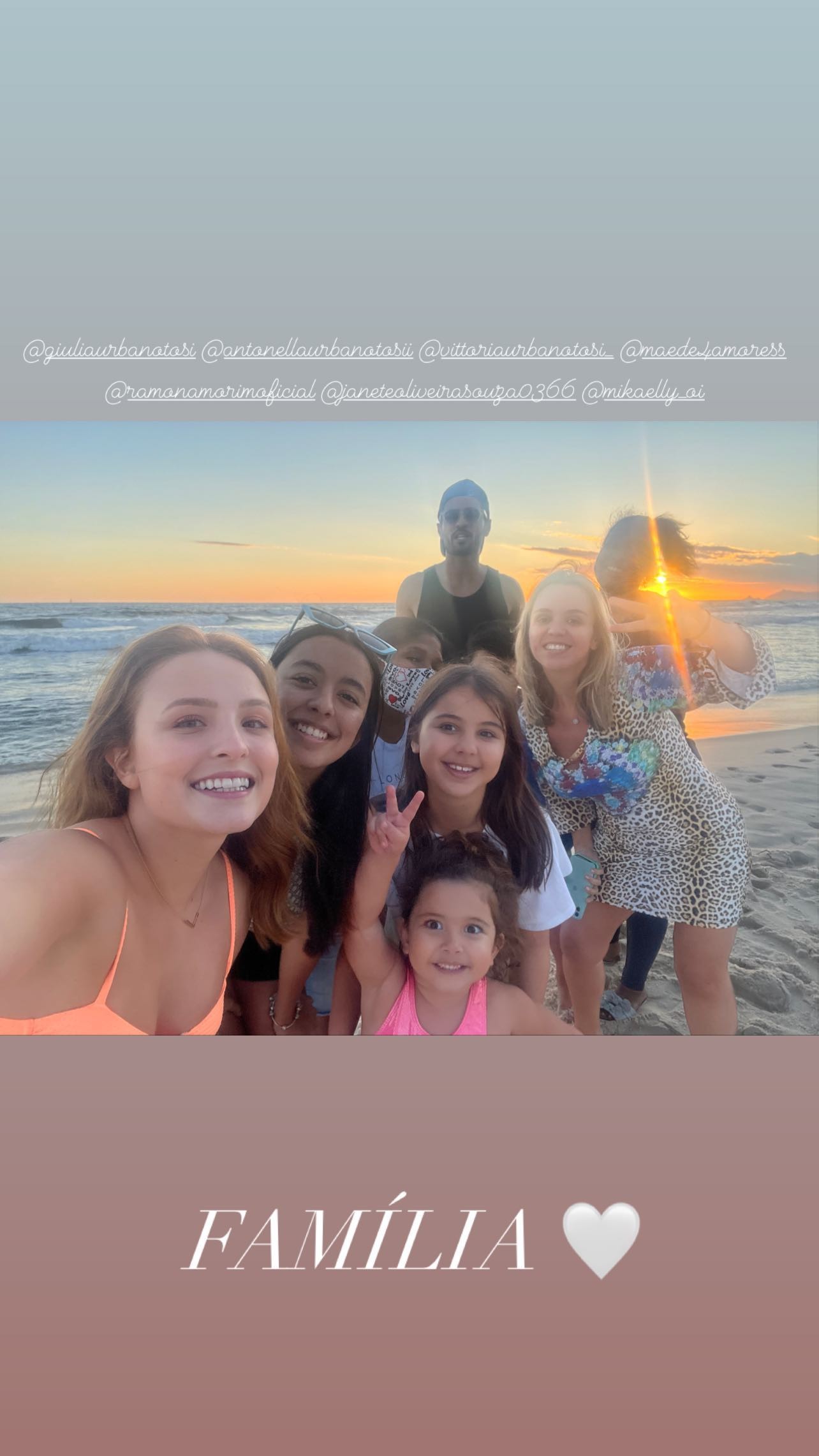 Larissa Manoela curte praia com família e amigos (Foto: Reprodução/Instagram)