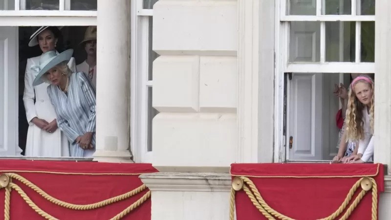 A duquesa de Cambridge, a duquesa da Cornualha e Savannah Phillips assistem à cerimônia Trooping the Color, no Horse Guards Parade, no centro de Londres (Foto: PA Media via BBC News)
