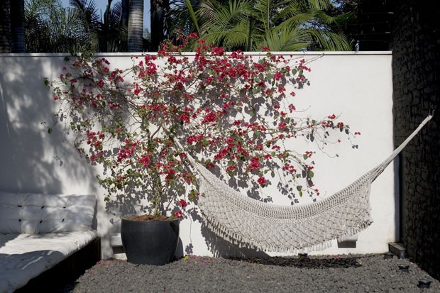 Uma casa minimalista integrada à natureza em plena metrópole (Foto: Salvador Cordaro/ Photopress.com)