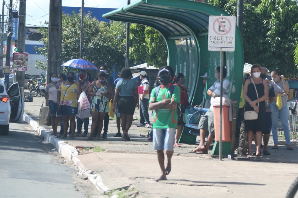 Na Avenida João Pessoa, no bairro João Paulo, nesta segunda-feira (25), muitas pessoas nas paradas — Foto: Adriano Soares/Grupo Mirante