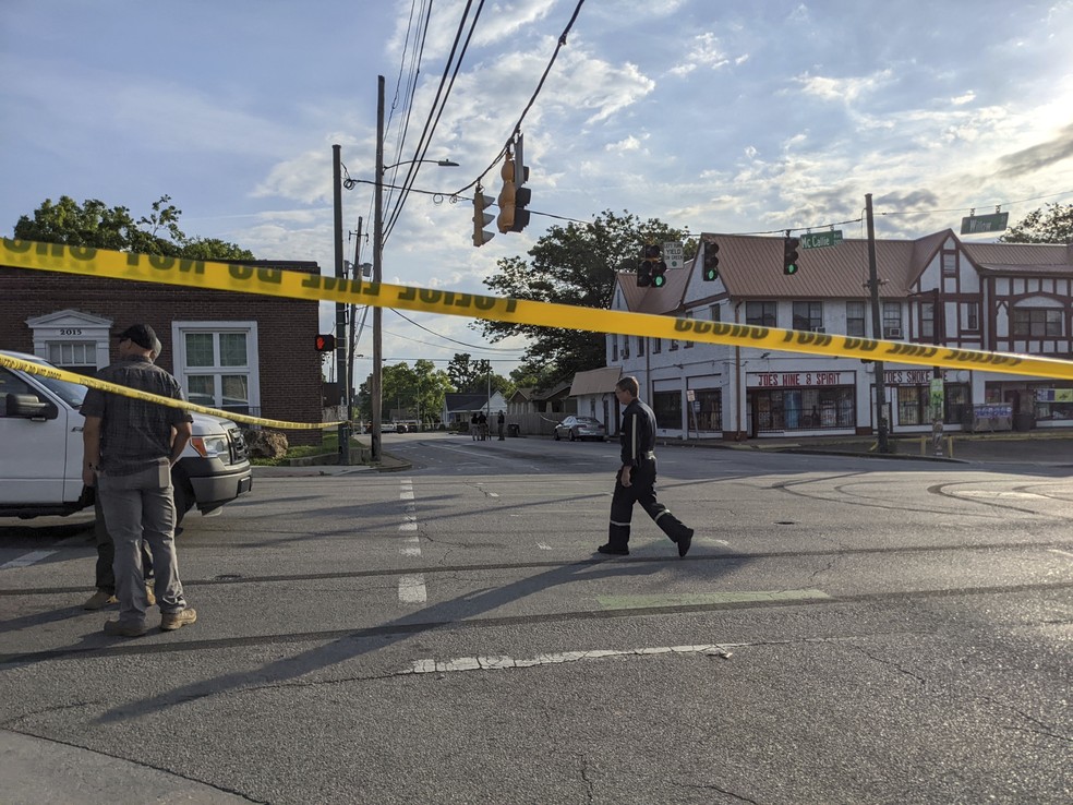 Agentes do Departamento de Polícia Chattanooga, no Tennessee, investigam cena onde ocorreu tiroteio em 5 de junho de 2022  — Foto: Tierra Hayes/Chattanooga Times via AP