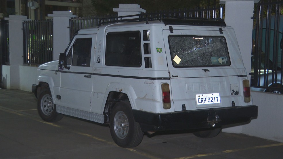 Carro baleado por policial na Elmo Serejo, em Taguatinga, no DF — Foto: TV Globo/Reprodução 