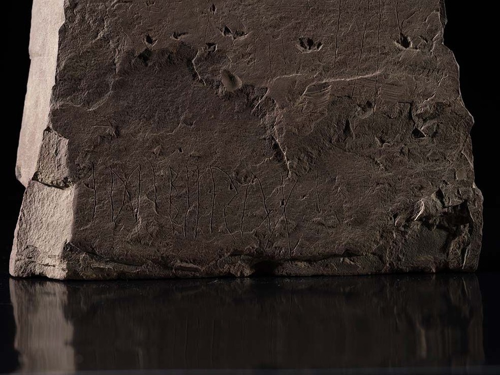 A pedra rúnica encontrada em Tyrifjorden, na Noruega — Foto: Kulturhistorisk museum