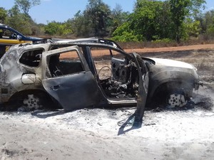 Carro usado pelo bando foi incendiado na BR-343 (Foto: Divulgação/ PRF)