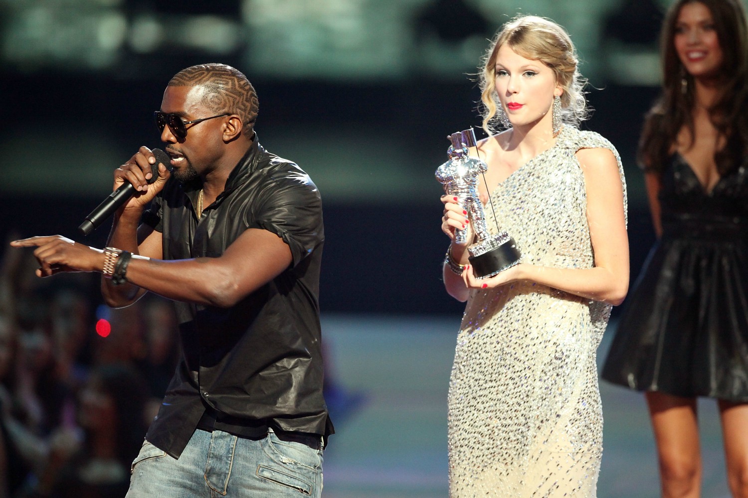 Difícil se esquecer de quando Taylor Swift foi receber o MTV Music Awards de Melhor Vídeo de Cantora, em 2009, e foi interrompida por Kanye West. O rapper invadiu o palco e disse que Beyoncé, sim, estava fazendo os melhores clipes naquela época. Tenso. (Foto: Getty Images)