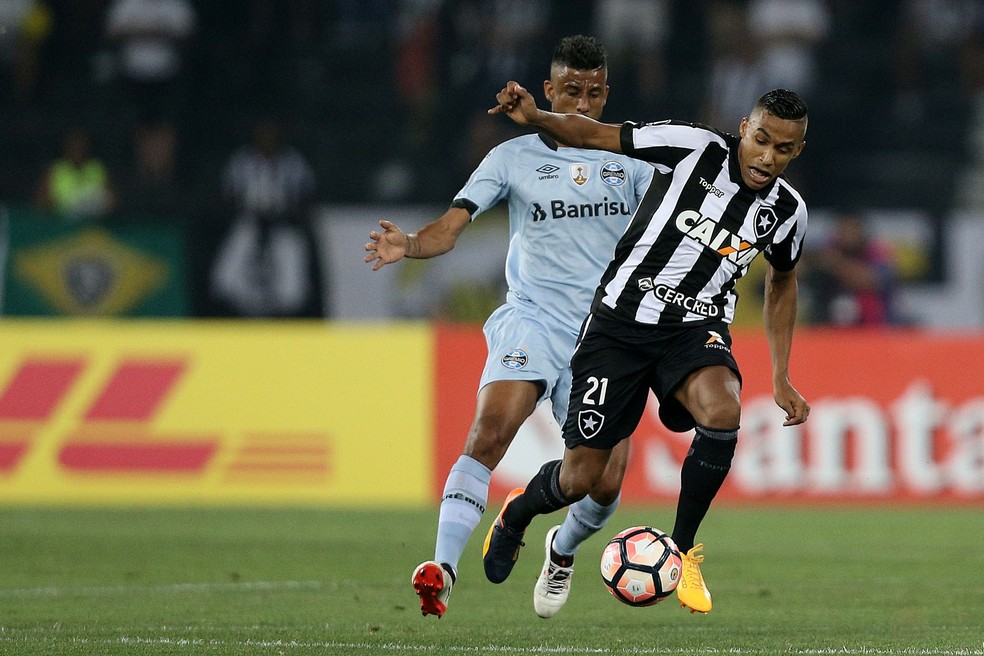 Se Luan não atuar, Léo Moura deve ser mantido no time (Foto: Vitor Silva/SSPress/Botafogo)