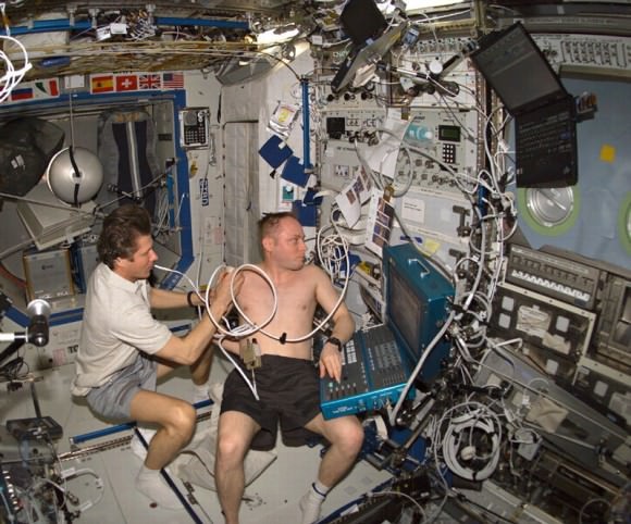 Astronautas experimentam condições de microgravidade diariamente na ISS. Na foto, um tripulante realiza um exame no laboratório espacial  (Foto: NASA)