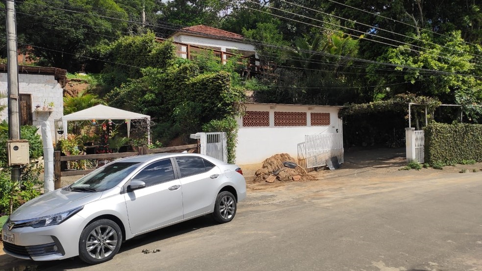 Local do acidente e carro que atingiu as vítimas — Foto: Tiago Tavares/TV Rio Sul