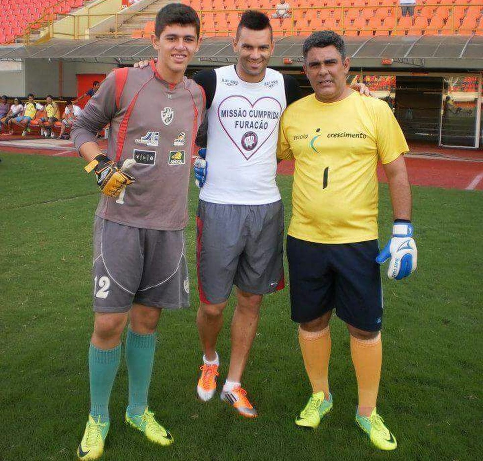 Yago Darub, na foto com os goleiros Weverton e seu tio Valadares, quando atuava no Vasco-AC (Foto: Arquivo pessoal)