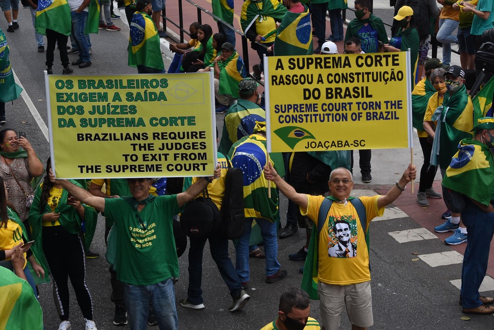 Manifestantes exibem cartazes com mensagens antidemocráticas durante manifestação na Avenida Paulista — Foto: Celso Luix/Futura Press/Estadão Conteúdo