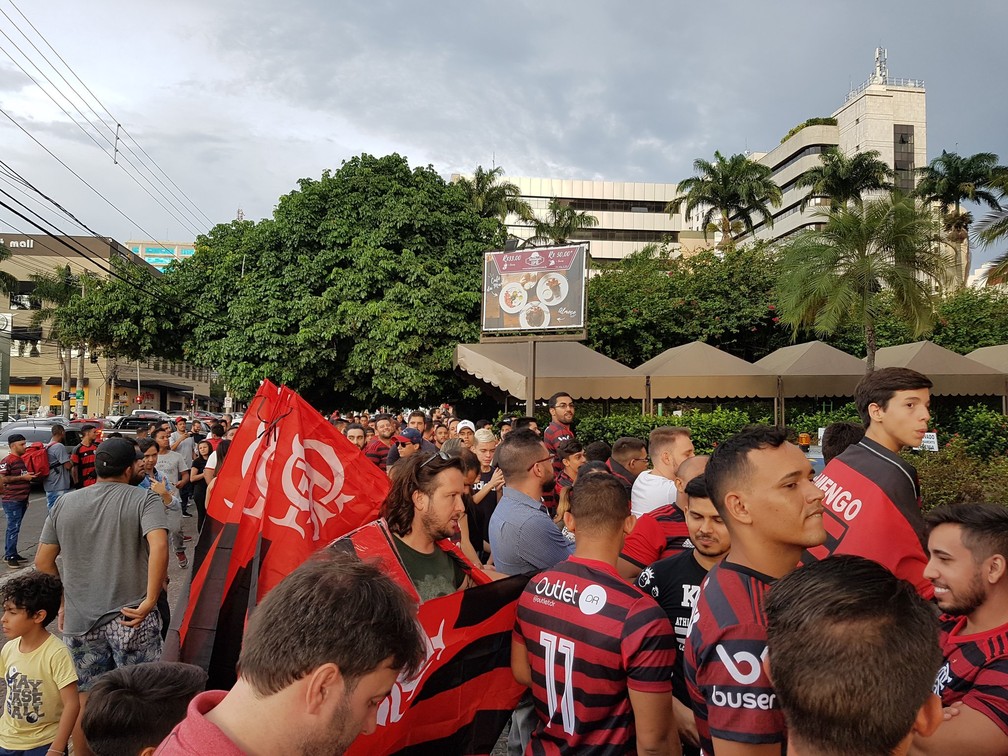 Torcida do Flamengo faz a festa com a chegada do Flamengo — Foto: Marcelo Baltar