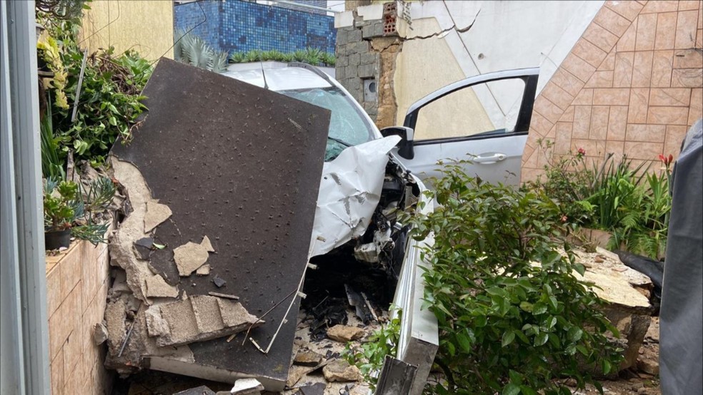 Imóvel invade residência em Vitória da Conquista — Foto: Redes sociais 