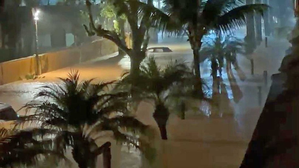 Rua alagada em Juquehy, em São Sebastião, Litoral Norte de SP — Foto: Roberto Kovalick