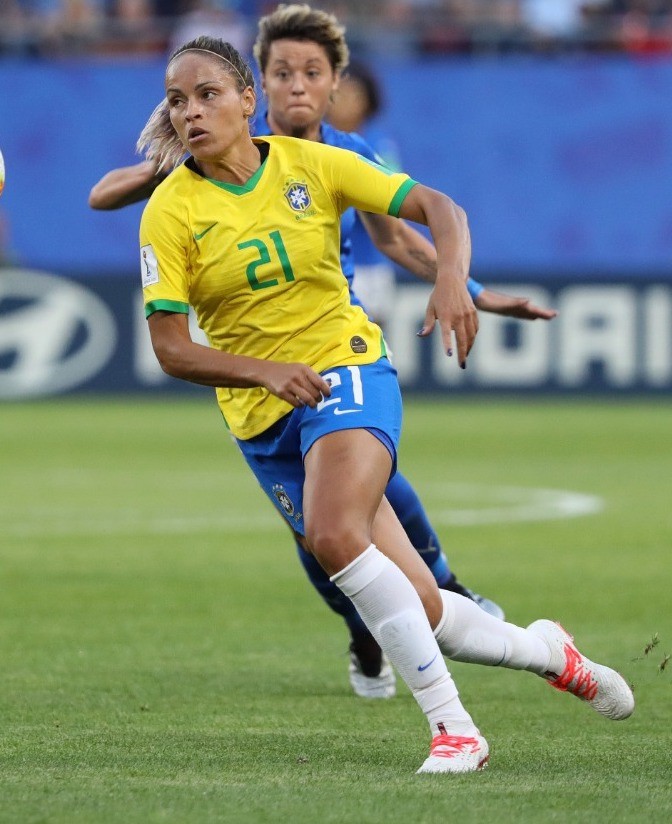Monica de unhas azuis no jogo da seleção brasileira de futebol feminino contra a Itália neste 18.06. (Foto: Getty Images)
