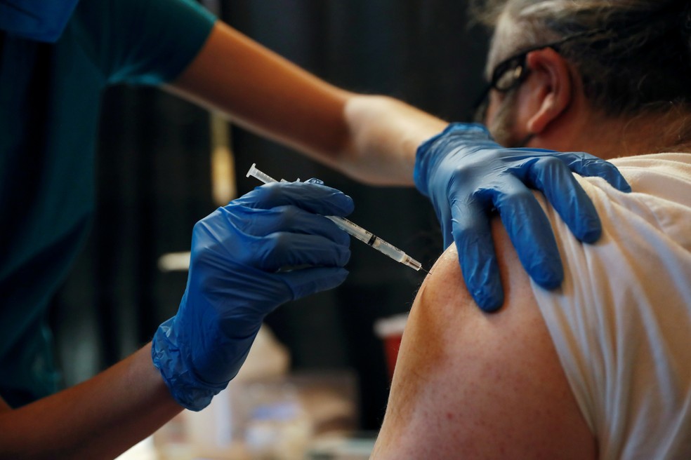 Funcionário dos transportes em Nova York (EUA) recebe vacina contra a Covid-19 em 10 de março — Foto: Shannon Stapleton/Arquivo/Reuters