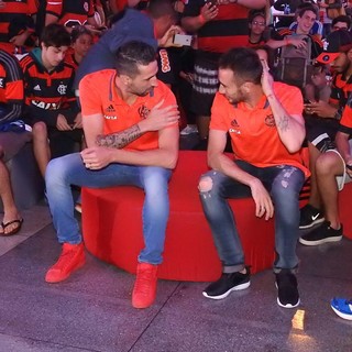 Mancuello e Donatti assistem juntos à eliminação argentina na Casa do Fla