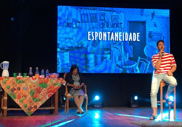 Carlinhos Maia com a mãe, Maria, no palco do Teatro Abel, em Niterói (RJ), com a peça 