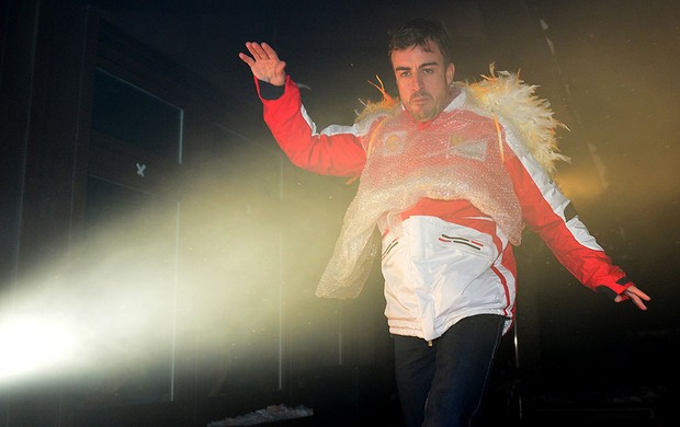 Que mico! Alonso 'solta a franga' em mini-show e diverte fãs da Ferrari ...