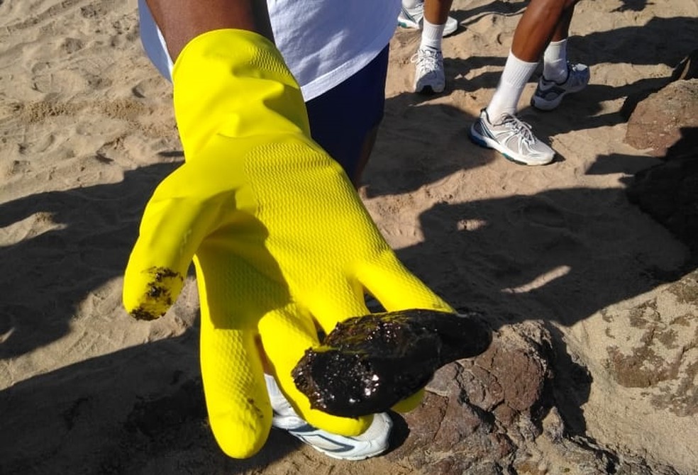 Mancha de óleo encontrada na praia do Farol da Barra em Salvador (BA). — Foto: Divulgação/Marinha