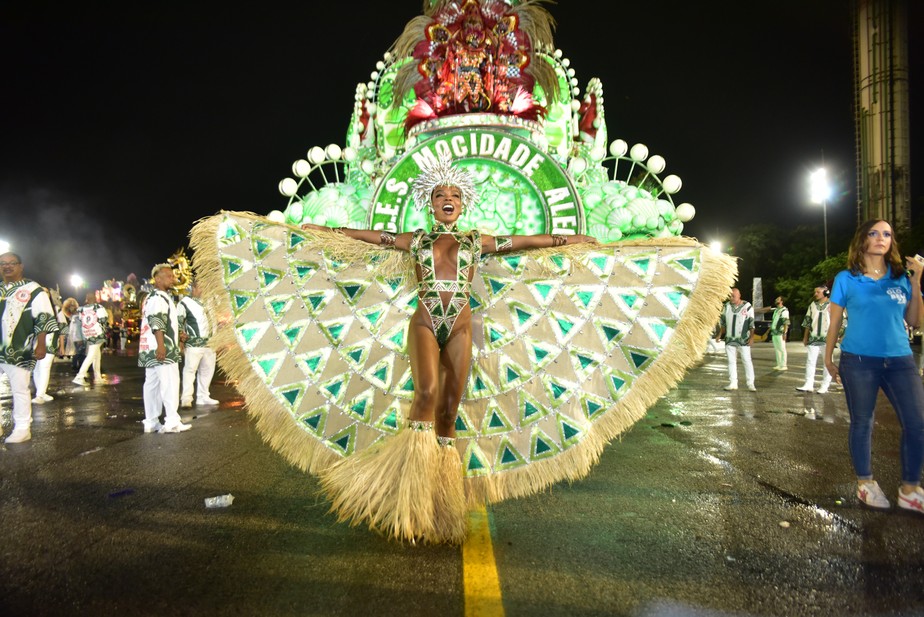 Thelminha no desfile da Mocidade Alegre no Carnaval 2023 de São Paulo