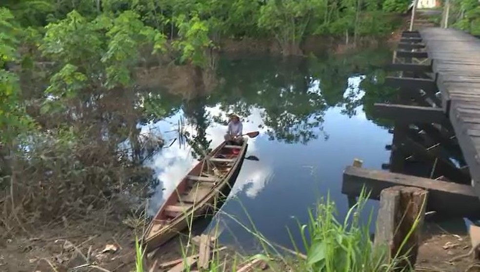 Travessia é feita de canoa e pais precisam pagar R$ 1  (Foto: Reprodução/Rede Amazônica Acre)
