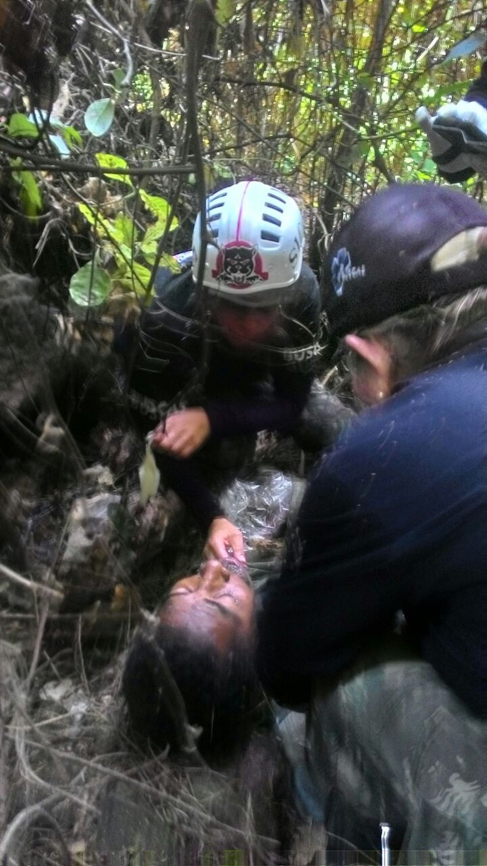 Grupo de voluntários fez o resgate do aposentado de 55 anos em Marília (Foto: Sicoe (Anjos da Guarda) / Divulgação)