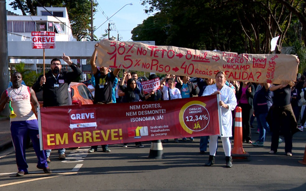 Funcionários em greve na Unicamp durante manifestação na porta da reitoria (Foto: Tony Mendes/EPTV)
