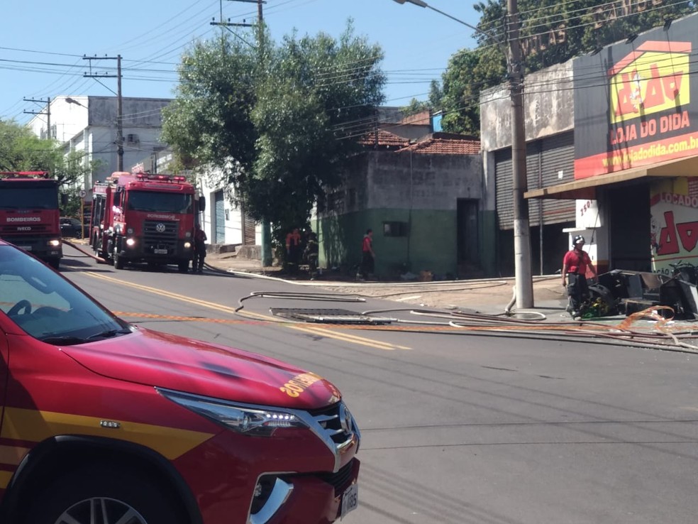 Incêndio destruiu loja de tintas em Presidente Prudente — Foto: Kawanny Barros/TV Fronteira
