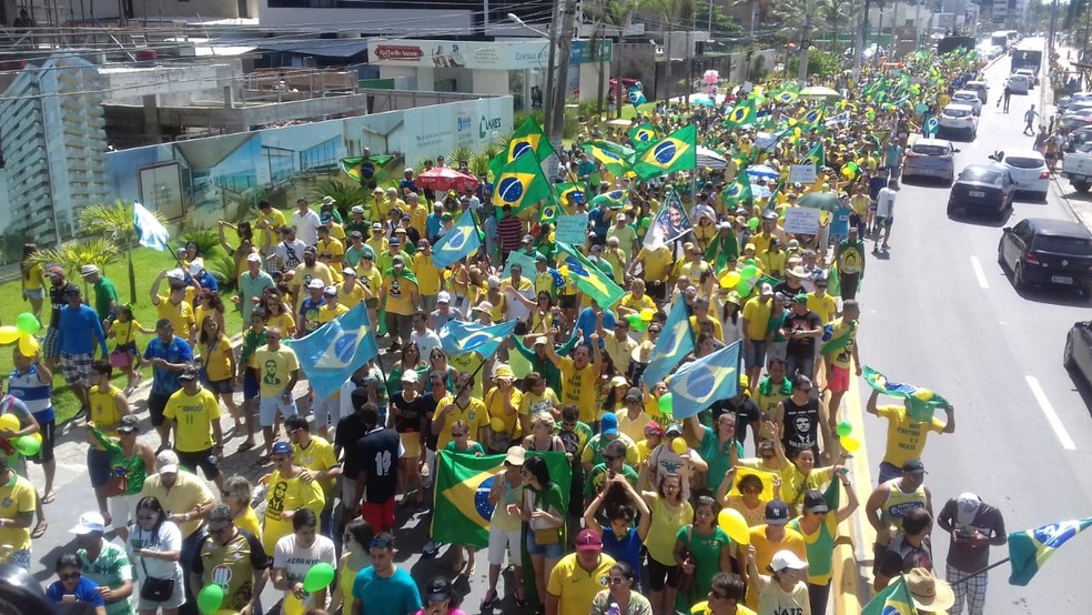 MACEIÓ, 11h: Manifestantes saíram em caminhada pela Avenida Álvaro Otacílio neste domingo (26) — Foto: Magda Ataíde/G1