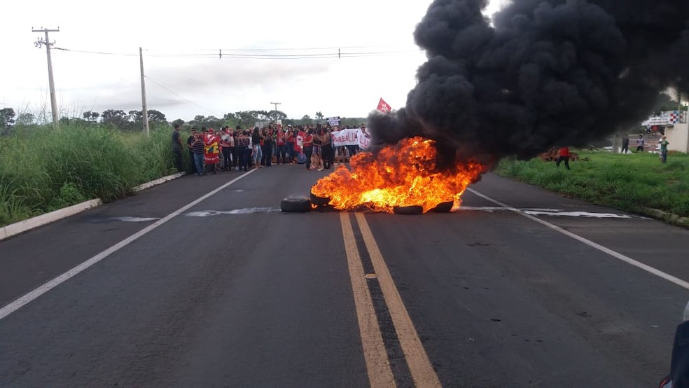 Rodovia federal Ã© fechada no Norte do PiauÃ­ durante protesto contra a prisÃ£o de Lula (Foto: PRF)