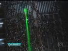 Homem é preso após jogar luz de laser em helicópteros durante ato